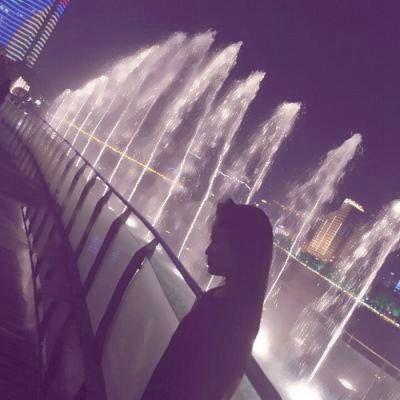 普京发现女士没酒杯后让出自己的